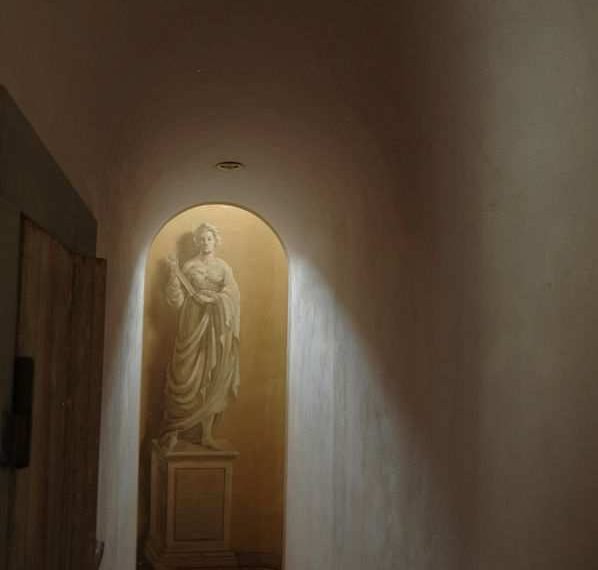 Palazzo-al-Bosco-Piano-corridoio-con-statua-dipinta-2-Risoluzione-del-desktop